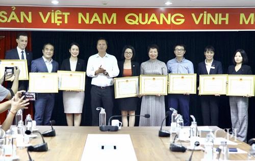 Giám đốc Sở Du lịch Hà Nội Trần Đức Hải trao Giấy khen cho 8 tập thể đã hoàn thành xuất sắc nhiệm vụ tham dự Hội thi Bartender toàn quốc 2019